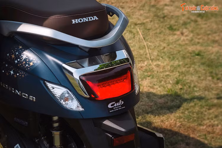 Cốp chứa đồ của xe có dung tích 30 lít, nhỏ hơn Lead khoảng 7 lít. Ở Việt Nam, mẫu xe điện Dat Bike Quantum có cốp lớn nhất trong phân khúc xe máy phổ thông, dung tích 41 lít. Bên hông xe là hình ảnh chuột Mickey làm phép thuật, tạo ra dải sao nhiều màu sắc. Tên của bộ phim cũng có trên vị trí này.