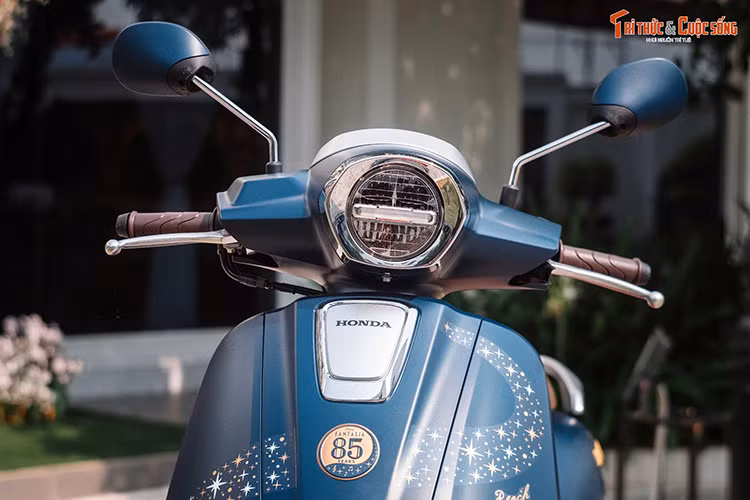 Honda Giorno+ Disney Fantasia đặc biệt tại Việt Nam vẫn trang bị đèn pha LED kèm dải định vị ban ngày ở giữa. Màu giàn áo xanh chủ đạo của xe là màu áo chuột Mickey. Ở yếm xe phía trước, logo kỷ niệm 85 năm ngày bộ phim ra đời được đặt ở giữa. Xe trang bị đèn xi-nhan dạng halogen. 