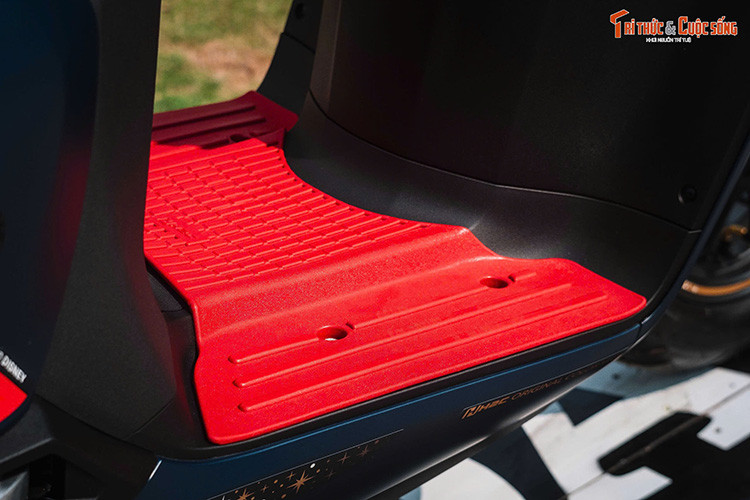 Honda Giorno+ Disney Fantasia 85 Years Limited Edition được trang bị chìa khóa thông minh đa chức năng. Dưới vị trí này có hình ảnh chiếc chổi được chuột Mickey làm phép. Trong phim Fantasia, chiếc chổi có thể cầm xô nước và làm việc như con người.