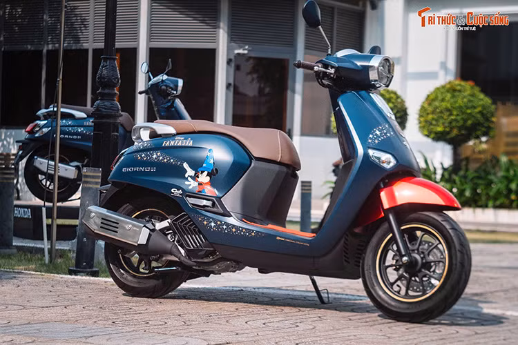 Xe mang nhiều hình ảnh lấy cảm hứng từ bộ phim này, đặc biệt là hình tượng chú chuột Mickey trong vai phù thủy tập sự. So với bản tiêu chuẩn, mẫu xe ga Honda Giorno+ Disney 2025 vẫn giữ nguyên thiết kế tổng thể. Những điểm nhấn khác biệt ở các trang trí trên thân xe và kiểu phối màu theo nhân vật chuột Mickey. 