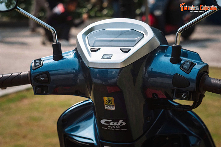 Chắn bùn phía trước và gác để chân phía trước người lái có màu đỏ, màu của chiếc áo choàng chuột Mickey mặc khi hóa thân thành phù thủy tập sự. Dưới tay lái của Honda Giorno+ Disney Fantasia 85 Years Limited Edition cũng có huy hiệu kỷ niệm 85 năm ngày bộ phim hoạt hình ra đời. Đi kèm là số thứ tự xe được sản xuất.