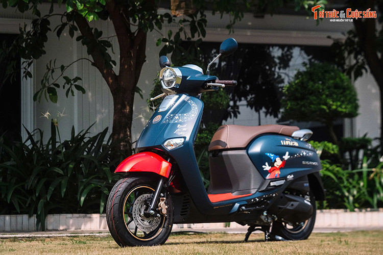 Mới đây, một doanh nghiệp tư nhân ở TP HCM về nhập về lô hàng 10 chiếc Honda Giorno+ Disney Fantasia 85 Years Limited Edition mới. Đây là bản sản xuất giới hạn, lấy cảm hứng từ bộ phim hoạt hình âm nhạc Fantasia của Walt Disney ra đời năm 1940 và năm 2025 kỷ niệm 85 năm bộ phim hoạt hình này.