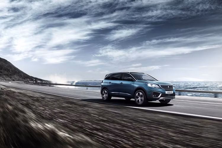 Peugeot 5008 phiên bản hoàn toàn mới vẫn chưa công bố cụ thể chính xác các thông số và giá bán. Nó sẽ chính thức được vén màn tại triển lãm Paris Auto Show 2016 và có mặt trên thị trường vào mùa xuân năm 2017.