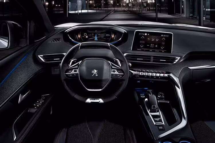 Trên phiên bản Peugeot 5008 hoàn toàn mới, xe có kích thước dài hơn 16,5 cm và rộng hơn 11 cm so với thế hệ đàn anh và được thiết kế với 7 chỗ, trong đó hành khách ở hàng ghế thứ hai sẽ thoải mái hơn với không gian để chân mở rộng thêm 60 mm tùy ý.