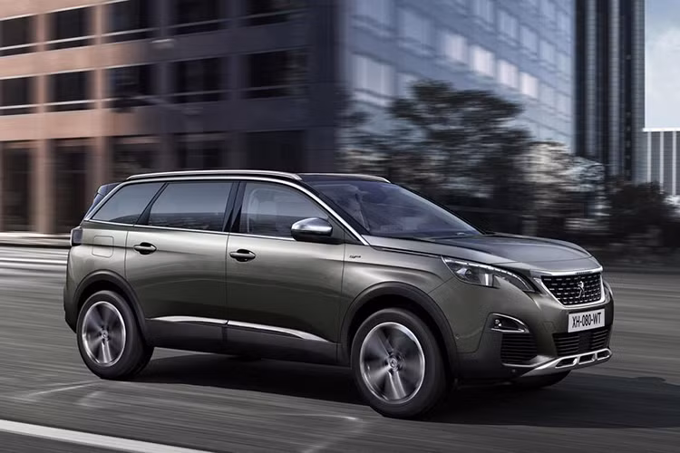 Đã 7 năm kể từ khi ra mắt công chúng lần đầu, phiên bản Peugeot 5008 mới đây không chỉ được thay thế mà còn được “tái sinh” dưới hình hài một mẫu SUV 7 chỗ hoàn toàn mới, thay thế kiểu dáng lỗi thời kết hợp giữa carrier và crossover trước kia.