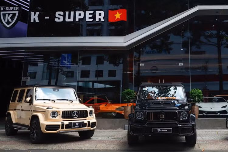 Ngày khai trương thương hiệu K-Super của Phan Công Khanh thu hút rất đông giới đại gia, tiktoker, hay showbiz Việt đến chia vui, trong số này, nhiều đại gia còn hào phóng cho Khanh "Supper" mượn siêu xe để trưng bày, giúp showroom đa dạng dòng xe, ngoài ra, vỉa hè, lòng đường xung quanh showroom của Khanh tấp nập các siêu xe đỗ kín, khiến lực lượng chức năng phải ra quân xử phạt.