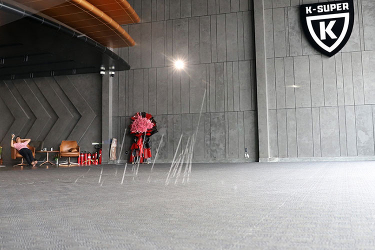 Ngày 10/7, Cơ quan CSĐT Công an TP.HCM thực hiện lệnh bắt người trong trường hợp khẩn cấp đối với Phan Công Khanh (SN 1994, tức Khanh "Supper", quê Bến Tre, ngụ quận 7) và tạm giữ Mohamach Da Pha (27 tuổi, quê An Giang) để điều tra về hành vi lừa đảo chiếm đoạt tài sản.