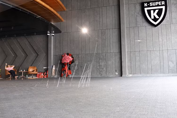 Ngày 10/7, Cơ quan CSĐT Công an TP.HCM thực hiện lệnh bắt người trong trường hợp khẩn cấp đối với Phan Công Khanh (SN 1994, tức Khanh "Supper", quê Bến Tre, ngụ quận 7) và tạm giữ Mohamach Da Pha (27 tuổi, quê An Giang) để điều tra về hành vi lừa đảo chiếm đoạt tài sản.