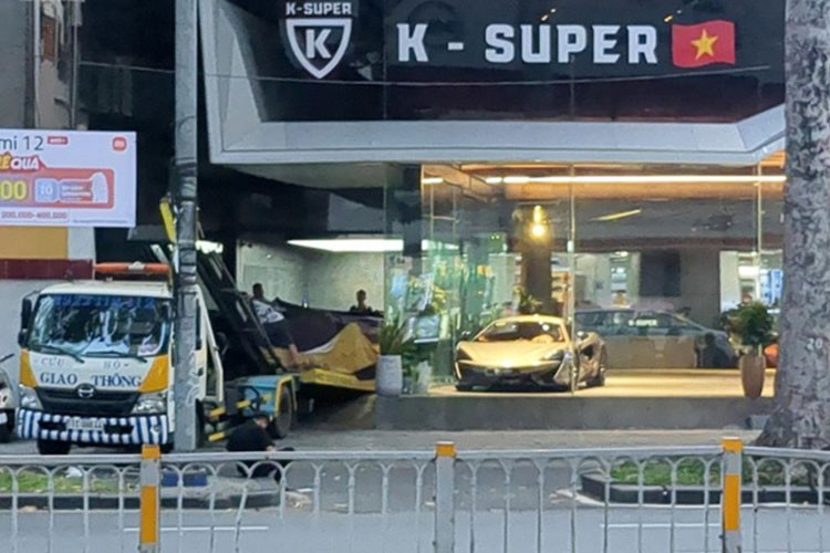 Showroom siêu xe K-Super giờ đây "vắng như chùa bà đanh", giờ đây người đi bộ có thể thoải mái dạo bước trên vỉa hè đoạn qua showroom này, điều mà trước đây họ không thể di chuyển do Phan Công Khanh hay mang xe ra vỉa hè đỗ chật kín.