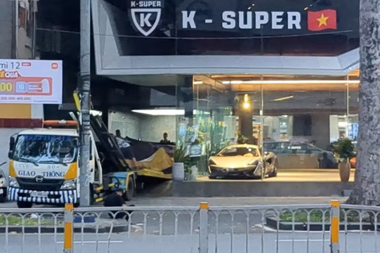 Showroom siêu xe K-Super giờ đây "vắng như chùa bà đanh", giờ đây người đi bộ có thể thoải mái dạo bước trên vỉa hè đoạn qua showroom này, điều mà trước đây họ không thể di chuyển do Phan Công Khanh hay mang xe ra vỉa hè đỗ chật kín.