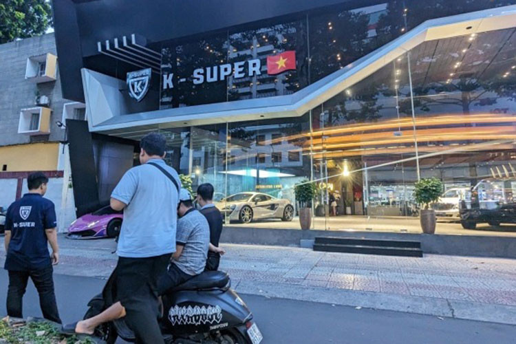 Theo quan sát, sau 1 ngày rộ lên thông tin Khanh Supper bị tạm giam, trong showroom của K-Super vẫn còn khoảng 5 chiếc siêu xe, xe sang và SUV. Tuy nhiên, khi thông tin Phan Công Khanh bị bắt khẩn cấp, các siêu xe và xe sang còn lại lần lượt được vận chuyển bằng xe cứu hộ đi nơi khác, không rõ địa điểm tập kết ở đâu.