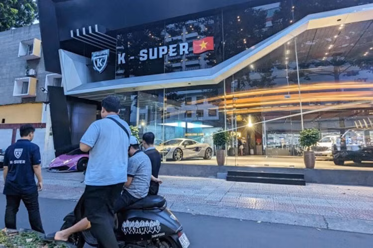 Theo quan sát, sau 1 ngày rộ lên thông tin Khanh Supper bị tạm giam, trong showroom của K-Super vẫn còn khoảng 5 chiếc siêu xe, xe sang và SUV. Tuy nhiên, khi thông tin Phan Công Khanh bị bắt khẩn cấp, các siêu xe và xe sang còn lại lần lượt được vận chuyển bằng xe cứu hộ đi nơi khác, không rõ địa điểm tập kết ở đâu.