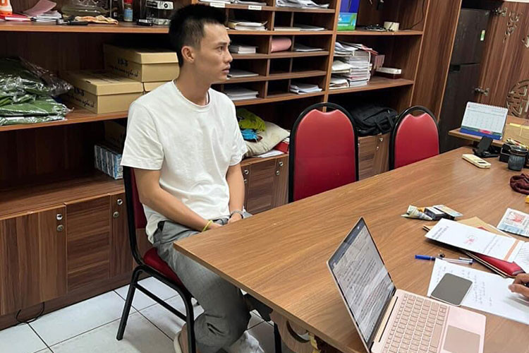 Chỉ đúng 1 tháng khai trương lại thương hiệu K-Super, showroom siêu xe của Phan Công Khanh lại ảm đạm, không có bất cứ 1 chiếc xe ô tô nào được trưng bày, giống hệt cách đây vài tháng, khi Khanh Supper tuyên bố đóng cửa showroom. Lý do là Phan Công Khanh bị bắt khẩn cấp để điều tra về hành vi lừa đảo chiếm đoạt tài sản.