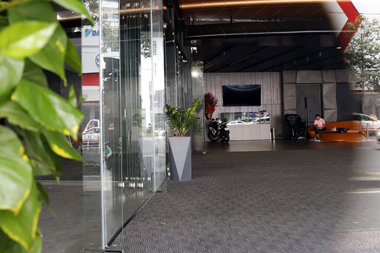 Sau đó, Khanh bén duyên sang nghề cò xe, rồi mở showroom mua bán xe đầu tiên ở huyện Bình Chánh, gần 2 năm sau, Khanh khai trương showroom mang tên K-Supper ở con đường đắt đỏ, sầm uất nhất Việt Nam là Trần Hưng Đạo, quận 1.