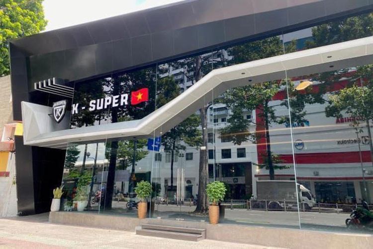 Trước khi nổi tiếng là 1 tay bán siêu xe hàng đầu ở Việt Nam, Phan Công Khanh được biết đến từng là cầu thủ bóng chuyền một câu lạc bộ ở TPHCM và có biệt danh "vua bóng chuyền phủi", ngoài ra, tay chơi này còn rất nổi tiếng trong giới biker.