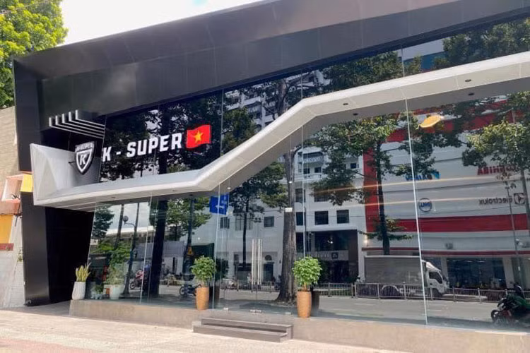 Trước khi nổi tiếng là 1 tay bán siêu xe hàng đầu ở Việt Nam, Phan Công Khanh được biết đến từng là cầu thủ bóng chuyền một câu lạc bộ ở TPHCM và có biệt danh "vua bóng chuyền phủi", ngoài ra, tay chơi này còn rất nổi tiếng trong giới biker.