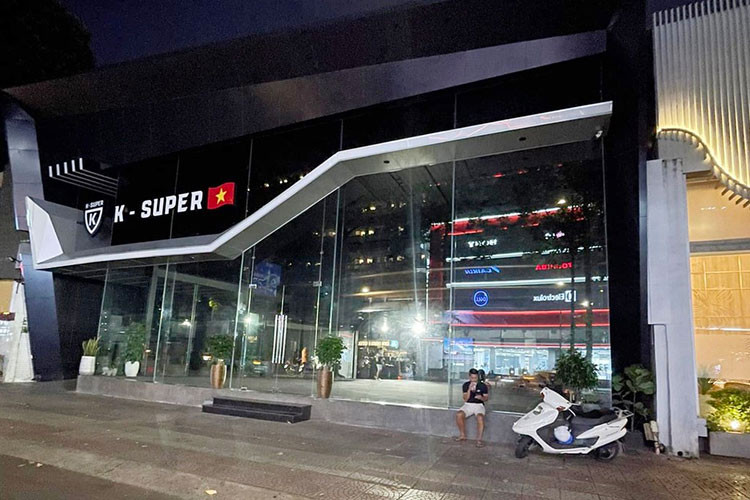 Vụ việc bắt giữ Phan Công Khanh xuất phát từ lá đơn tố cáo của chị L.N.T.H. (SN 1991, trú tại phường An Khánh, TP Thủ Đức, TP.HCM), theo đó, hot girl này có nhờ Phan Công Khanh bán giúp chiếc siêu xe McLaren 650S Spider mình mua với giá trị 10 tỷ đồng, nhưng để chị gái đứng tên trên hợp đồng ủy quyền chủ sở hữu xe.