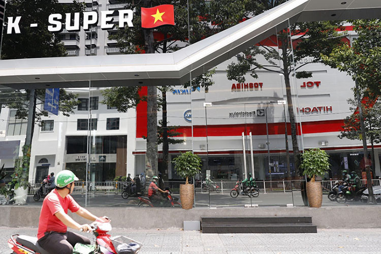 Khanh sau đó thông báo có người muốn mua nên yêu cầu chị H cầm giấy tờ chính chủ sang showroom của mình để tiện cho việc mua bán. Nhưng sau đó, Khanh "Supper" lại đưa chiếc siêu xe McLaren 650S Spider cùng toàn bộ giấy tờ xe cho Mohamach Da Pha, 1 cộng tác viên của mình để đem xe đi cầm cố lấy 2 tỷ đồng đưa cho Khanh.