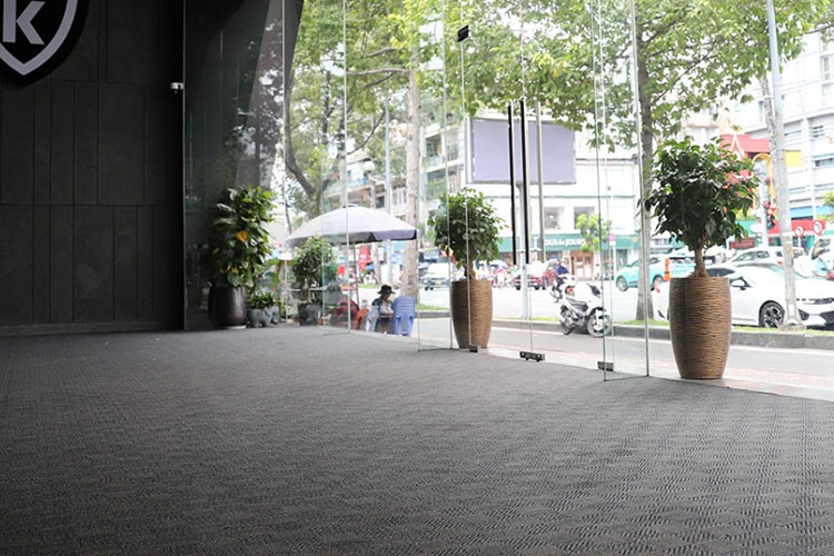 Đến giữa tháng 6, Khanh cho khai trương lại showroom với điểm nhấn là nhận diện lại thương hiệu, thay vì Supper (bữa ăn tối) đổi thành Super, đúng chất siêu xe và trưng bày hàng loạt siêu xe hàng hiếm tại Việt Nam với giá trị lên đến trăm tỷ đồng.