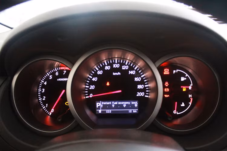 Hướng đến những khách hàng nam tính ưa khám phá, tuy nhiên nội thất xe lại vuông vắn và đơn giản. Chính vì vậy nó lại là rào cản của số đông người tiêu dùng Việt Nam đặc biệt là chị em phụ nữ yêu thích sự trẻ trung, cá tính và đa dụng. Xe chỉ được trang bị hệ thống điều hòa tự động một vùng, ghế ngồi dạng nỉ, hệ thống nghe nhìn của xe chỉ được trang bị dàn CD không kết nối điện thoại thông minh...