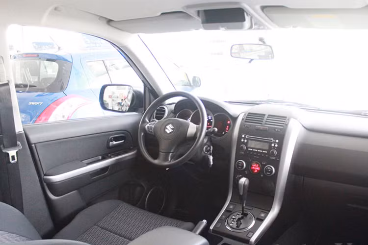 Grand Vitara tại Việt Nam là mẫu xe nhập khẩu nguyên chiếc từ Nhật, vẫn giữ kiểu dáng dạng hộp và "thiết kế bảo thủ" đơn giản nhưng nam tính và mạnh mẽ. Xe sở hữu những đường nét thiết kế đơn giản đúng chất một chiếc "xế hộp" không bóng bẩy hướng đến một chiếc xe mạnh mẽ trên những cung đường Offroad.