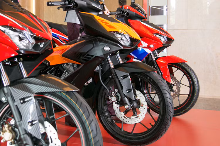 Honda Winner X tại Việt Nam được trang bị hệ thống phanh ABS bao gồm bốn bộ phận chính là cảm biến, bộ điều khiển, bơm thủy lực và các van điều chỉnh lực phanh. ABS hoạt động hiệu quả khi người lái bóp phanh trước, giúp ổn định tư thế của xe bằng cách chống khóa cứng bánh xe, đặc biệt trong điều kiện đường trơn ướt hay gồ ghề.