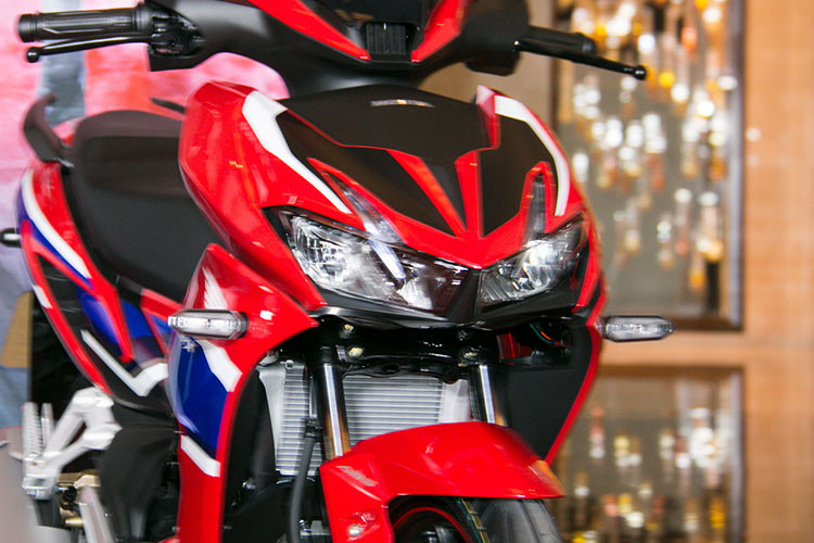 Về thiết kế, phần đầu xe vuốt nhọn với cụm đèn pha đôi được đưa xuống dưới, đây là loại đèn LED và thiết kế này được nhiều người đánh giá là khá giống với xe tay ga Honda Air Blade hay Vario. Ngoài việc làm mới đèn pha, Honda còn trang bị công nghệ LED cho tất cả hệ thống chiếu sáng trên xe, kể cả đèn xi nhan.