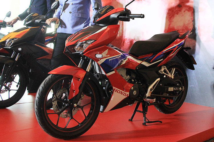 Về ngoại hình, Honda Winner X 2020 sở hữu kích thước tổng thể dài, rộng, cao lần lượt là 2.019 x 727 x 1.088 mm, chiều dài cơ sở 1.278 mm và chiều cao yên 795 mm. Các số đo kích thước của Winner X không chênh lệch nhiều so với thế hệ cũ, chỉ có chiều cao yên được tăng lên 15 mm (Winner cũ là 780 mm).