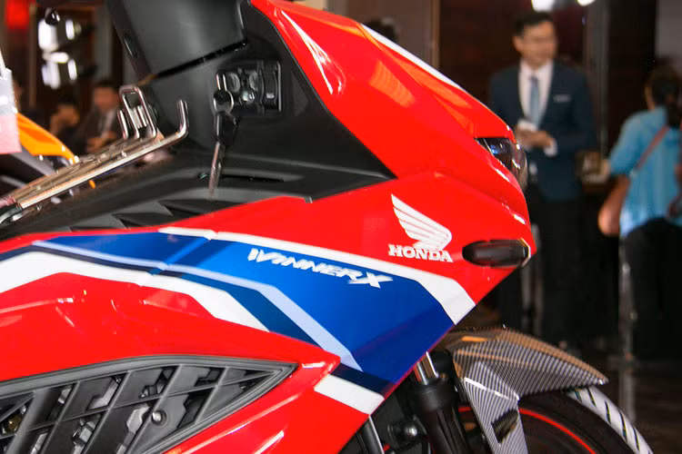 Honda Winner X nâng cấp mới được phá cách khi đặt hai đèn xi nhan trước ra hai bên mặt nạ, đây cũng là điểm yếu của xe khi dễ gãy khi va chạm nhẹ. Mặt đồng hồ LCD dạng âm bản nhỏ gọn vay mượn từ đàn anh CBR150R. Hai bên thân xe gây ấn tượng với những đường cắt gọt tạo nên vẻ góc cạnh cùng các khe hút gió dọc thân xe. Phần yên xe được chia 2 tầng rõ rệt, yên trước thấp và yên sau cao hơn.