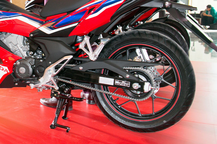 Honda Winner X 2020 mới sẽ tiếp tục được trang bị khối động cơ mạnh mẽ với hệ thống phun xăng điện tử PGM-FI 150cc 4 kỳ xi lanh đơn kết hợp cùng hộp số 6 cấp, cam đôi DOHC 4 van làm mát bằng dung dịch, sản sinh công suất tối đa 15,4 Hp tại 9.000 vòng/phút, mô-men xoắn cực đại 13,5 Nm tại 6.500 vòng/phút. 