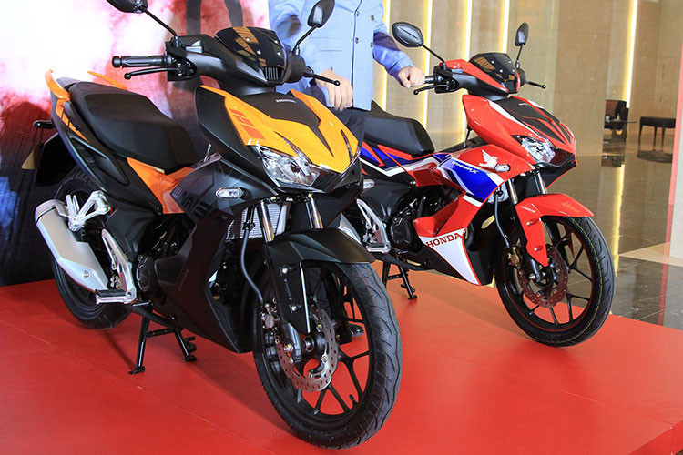 Với thiết kế hoàn toàn lột xác với thế hệ trước, mẫu xe máy Honda Winner X đã nhận được những phản hồi tích cực từ phía khách hàng, đặc biệt là những khách hàng trẻ yêu xe côn tay. Tiếp nối thành công đó, Honda Việt Nam tiếp tục bổ sung phiên bản mới và màu tem mới nhằm đem đến nhiều lựa chọn hơn cho khách hàng.