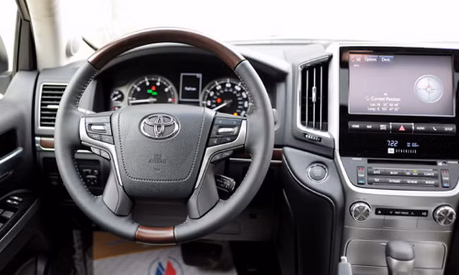 Xe sở hữu bảng điều khiển trung tâm với các nút bấm và hiển thị theo nhóm các chức năng, màn hình LCD màu TFT 4,2 inch được trang bị ở ngay trung tâm nhưng cao hơn bản cũ.