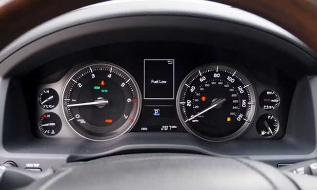 Bảng đồng hồ tốc độ cũng thiết kế lại với điểm nhấn là màn hình đa thông tin màu, kích thước 4.2″ ở giữa và 6 đồng hồ chức năng cơ bản sử dụng ánh sáng LED.