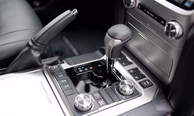 Đặc biệt, hệ thống kiểm soát địa toàn cảnh, lần đầu tiên có mặt trên xe thương mại của Toyota. Hệ thống này bao gồm nhiều camera đặt xung quanh thân xe và cả bên dưới gầm xe.