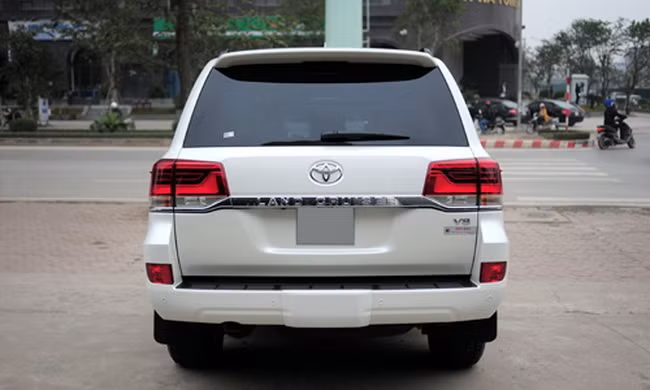 Ngoài ra, cụm đèn LED phía sau cũng cập nhật đồ họa mới và thanh trang trí mạ chrome kéo dài hết chiều ngang chiếc xe cũng là những điểm mới để phân biệt với những đời trước.