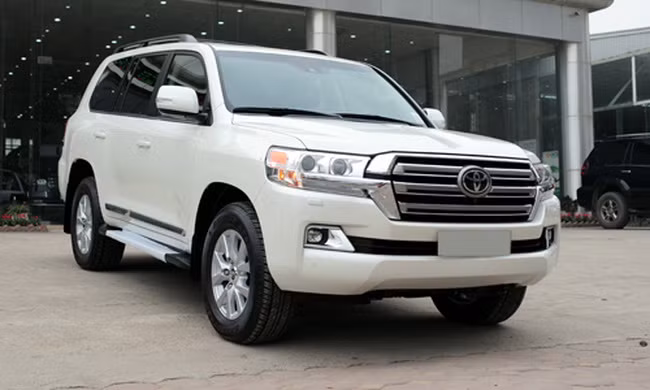 Sau gần 8 năm "chinh chiến" và trải qua một lần nâng cấp facelift vào năm 2012, thế hệ Land Cruiser tiếp tục đợt nâng cấp với phiên bản Toyota Land Cruiser 2016 facelift. Ở phiên bản này, xe có một số thay đổi ở nội ngoại thất và bổ sung thêm công nghệ an toàn.