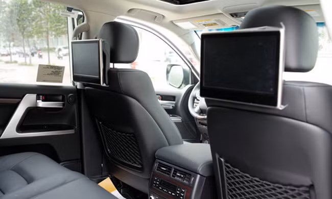 Land Cruiser 2016 tại Việt Nam được sử dụng động cơ V8 VVT-i 5,7 lít, cho công suất 381 mã lực ở vòng tua máy 5.600 vòng/phút, mô-men xoắn cực đại 543Nm tại vòng tua máy 3.600 vòng/phút. Đi kèm là hộp số tự động 8 cấp, hệ dẫn động 4 bánh mới...