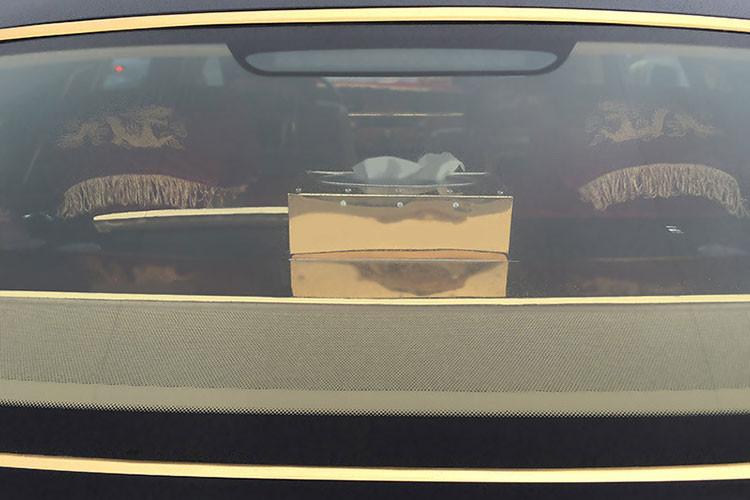 Bên cạnh các chi tiết xe được "dát vàng" 24k, chiếc xe siêu sang Rolls-Royce Phantom “phiên bản rồng” mới xuất hiện tại Hải Phòng này còn có biển cặp 99 lặp lại ở đầu và 2 số cuối của xe mang ý nghĩa trường thọ. sở hữu khối động cơ V12, dung tích 6,75 lít, sản sinh công suất tối đa 453 mã lực ở vòng tua máy 5.350 vòng/phút, mô-men xoắn cực đại 720 Nm ở vòng tua 3.500 vòng/phút. Hộp số tự động 6 cấp.