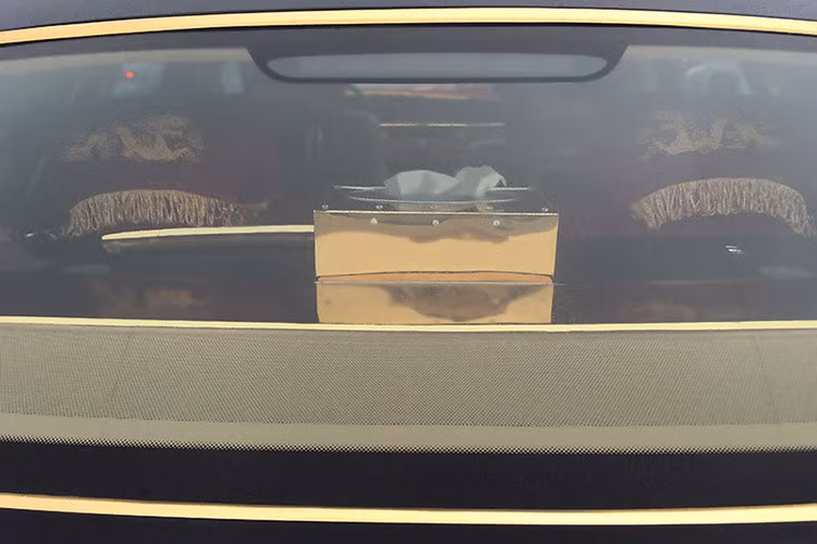 Bên cạnh các chi tiết xe được "dát vàng" 24k, chiếc xe siêu sang Rolls-Royce Phantom “phiên bản rồng” mới xuất hiện tại Hải Phòng này còn có biển cặp 99 lặp lại ở đầu và 2 số cuối của xe mang ý nghĩa trường thọ. sở hữu khối động cơ V12, dung tích 6,75 lít, sản sinh công suất tối đa 453 mã lực ở vòng tua máy 5.350 vòng/phút, mô-men xoắn cực đại 720 Nm ở vòng tua 3.500 vòng/phút. Hộp số tự động 6 cấp.