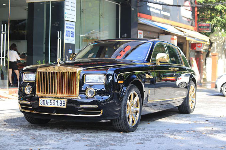 Theo giới thạo tin, siêu xe sang Rolls-Royce Phantom rồng vàng được tung ra thị trường Châu Á với số lượng giới hạn 33 chiếc nhân dịp năm Nhâm Thìn 2012. Khi về đến thị trường Việt Nam, mẫu xe này có giá sau thuế tại Việt Nam vào thời điểm đó khoảng 35 tỷ đồng - đó là chưa kể số vàng được chủ nhân đầu tư thêm.
