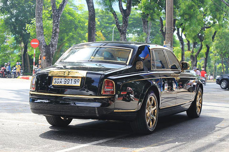 Đáng chú ý, không chỉ độ thêm hình ảnh biểu tượng quyền uy là Rồng bên hông chiếc Rolls-Royce Phantom, chủ nhân còn mạ vàng 24k rất nhiều chi tiết như lưới tản nhiệt lò sưởi, logo Spirit of Ecstasy, vỏ gương, viền đèn pha/hậu, sương mù, mâm. Chưa hết, các thanh nẹp mạ crôm nguyên bản theo Rolls-Royce Phantom đều được chủ nhân chiếc xe siêu sang này mạ vàng 24k.