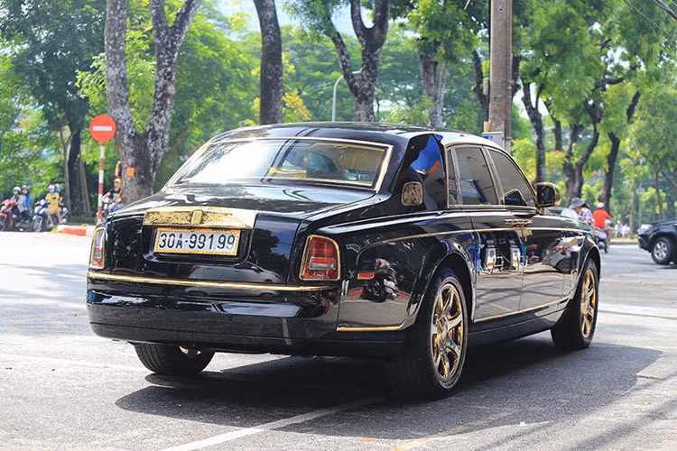 Đáng chú ý, không chỉ độ thêm hình ảnh biểu tượng quyền uy là Rồng bên hông chiếc Rolls-Royce Phantom, chủ nhân còn mạ vàng 24k rất nhiều chi tiết như lưới tản nhiệt lò sưởi, logo Spirit of Ecstasy, vỏ gương, viền đèn pha/hậu, sương mù, mâm. Chưa hết, các thanh nẹp mạ crôm nguyên bản theo Rolls-Royce Phantom đều được chủ nhân chiếc xe siêu sang này mạ vàng 24k.