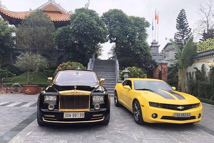 Ngoài chiếc Rolls-Royce Phantom “phiên bản rồng” mạ vàng 24k, những người yêu xe tại Hải Phòng trong năm nay còn gây choáng khi tậu đến 2 chiếc siêu xe là Ferrari 360 Spider màu vàng và Lamborghini Huracan LP610-4 màu xanh cốm. Chưa hết, 1 trong 2 chiếc Land Rover Defender 1948-2015 X-Spec Edition dành riêng cho thị trường Việt.