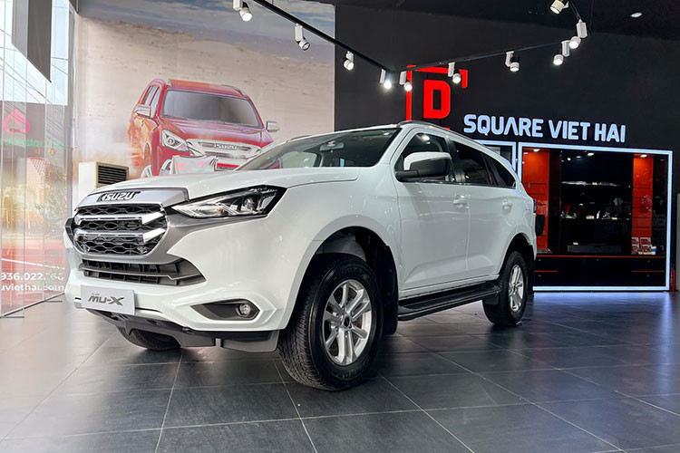 Gương mặt quen thuộc tiếp theo trong top 10 này là Isuzu mu-X. Doanh số của mẫu SUV cỡ D này đạt 25 chiếc, tăng 108,3%. Kể từ khi có mặt ở thị trường Việt Nam, Isuzu mu-X chưa từng có doanh số cao vì thiết kế và trang bị kém hấp dẫn hơn các đối thủ.