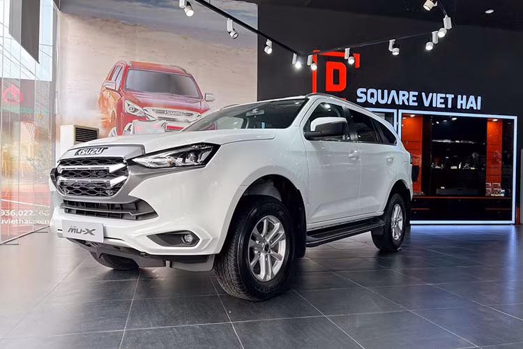 Gương mặt quen thuộc tiếp theo trong top 10 này là Isuzu mu-X. Doanh số của mẫu SUV cỡ D này đạt 25 chiếc, tăng 108,3%. Kể từ khi có mặt ở thị trường Việt Nam, Isuzu mu-X chưa từng có doanh số cao vì thiết kế và trang bị kém hấp dẫn hơn các đối thủ.