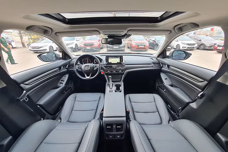 Trong tháng 3/2025, hãng Honda tiếp tục ưu đãi tiền mặt lên đến 250 triệu đồng cho Accord. Đáng tiếc là chương trình khuyến mại cao nhất trong phân khúc sedan hạng D này không thể giúp cải thiện doanh số của Honda Accord.