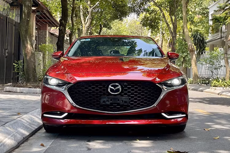 Trong tháng 3/2025, hãng Mazda chỉ bán được 9 chiếc sedan hạng trung này cho người Việt, giảm 43,7%. Trái ngược với Honda Accord, Mazda6 sở hữu giá bán cực hấp dẫn, chỉ dao động từ 769 - 899 triệu đồng, ngang ngửa sedan hạng C. Tuy nhiên, việc mẫu xe này đã lâu chưa có phiên bản nâng cấp, cộng với sự chuyển dịch trong xu hướng mua ôtô của người Việt, đã ảnh hưởng không nhỏ đến doanh số.