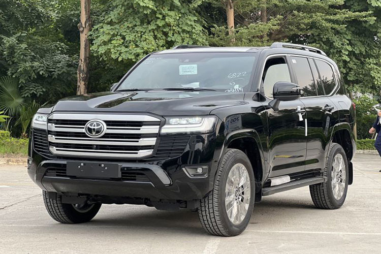 Vị trí thứ 2 trong top thuộc về Toyota Land Cruiser với doanh số chỉ đạt 6 chiếc, tăng trưởng 200% so với tháng liền trước. Điều này không có gì lạ vì mẫu SUV cỡ lớn nhà Toyota vốn có giá cao nên không dành cho số đông người tiêu dùng. Trong tháng 3/2025, giá niêm yết của Toyota Land Cruiser LC300 đã tăng đến 294 triệu đồng lên 4,58 tỷ đồng.