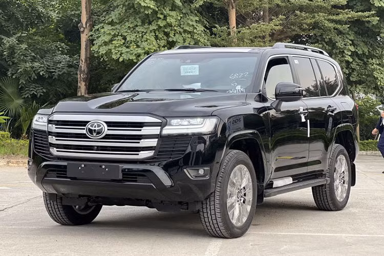 Vị trí thứ 2 trong top thuộc về Toyota Land Cruiser với doanh số chỉ đạt 6 chiếc, tăng trưởng 200% so với tháng liền trước. Điều này không có gì lạ vì mẫu SUV cỡ lớn nhà Toyota vốn có giá cao nên không dành cho số đông người tiêu dùng. Trong tháng 3/2025, giá niêm yết của Toyota Land Cruiser LC300 đã tăng đến 294 triệu đồng lên 4,58 tỷ đồng.