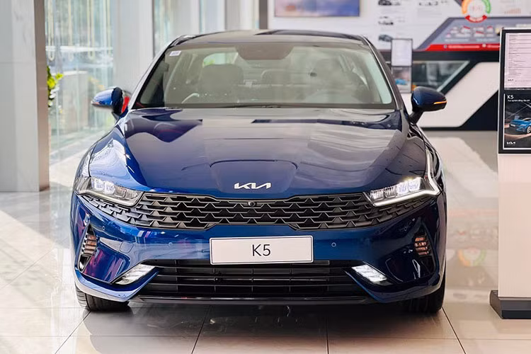 Mẫu sedan hạng D tiếp theo có mặt trong top 10 xe bán kém nhất thị trường Việt Nam trong tháng 3/2025 là Kia K5. Doanh số của mẫu xe Hàn Quốc này đã tăng trưởng 237,5% lên 27 chiếc. Tuy tỷ lệ tăng trưởng cao nhưng doanh số thực tế của xe vẫn vô cùng khiêm tốn.